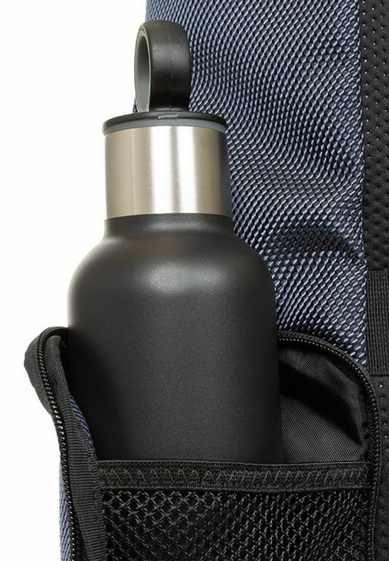Bouteille d'eau en acier inoxydable noir avec un couvercle argenté, placée dans une poche en mesh d'un sac à dos en nylon bleu.