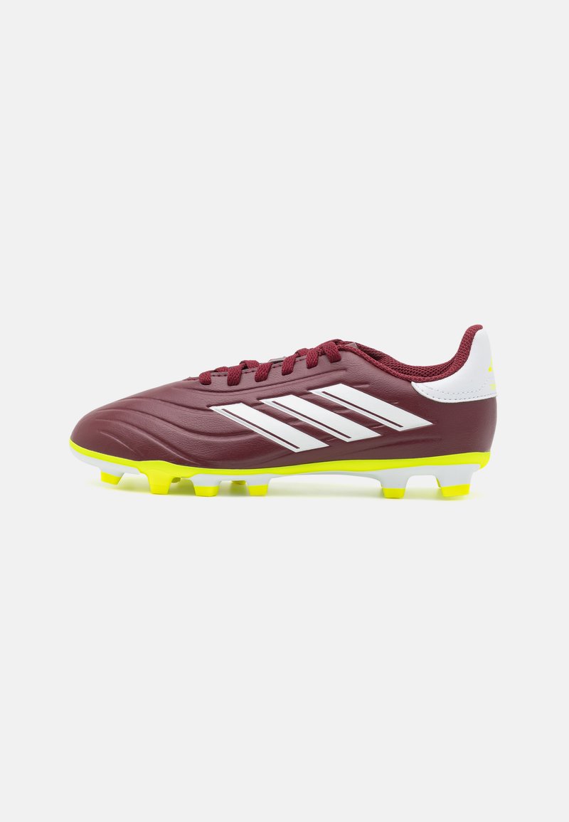 Bota de fútbol color burdeos con rayas blancas, acentos amarillos en la suela, textura suave y diseño de suela con múltiples tacos para tracción.