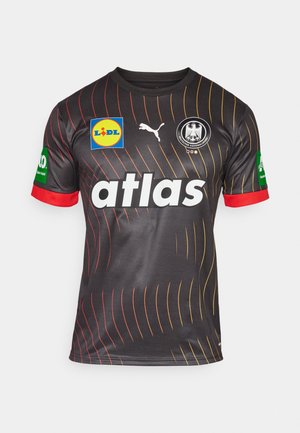 Schwarzes Sporttrikot mit roten Akzenten und dynamischen Linien in rot und gelb. Enthält die Logos von Lidl, Puma und ein Adleremblem.