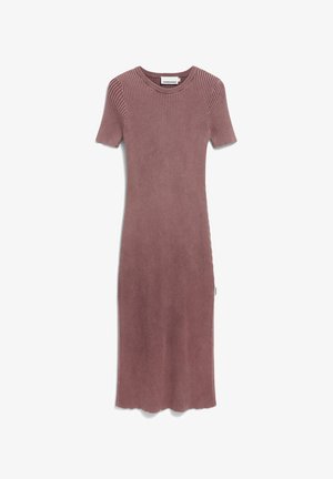 Rippstrickkleid in Mauve mit kurzen Ärmeln und Rundhalsausschnitt, mit einer figurbetonten Silhouette und einem gewellten Saum.