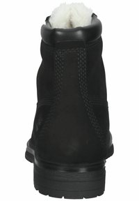 Botín de ante negro con un suave forro de piel de fur blanca, cuello redondeado, costuras reforzadas y suela de goma negra duradera.