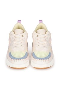 Baskets avec une tige en mesh dans des couleurs pastel, présentant des accents rose clair, bleu et vert, un bout rond et une semelle en caoutchouc texturée.