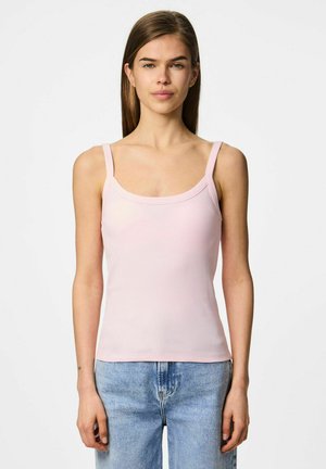 Top de tirantes anchos de color rosa claro con textura acanalada y un escote redondeado, combinado con unos vaqueros holgados de color azul claro. Textura suave, estilo ajustado.