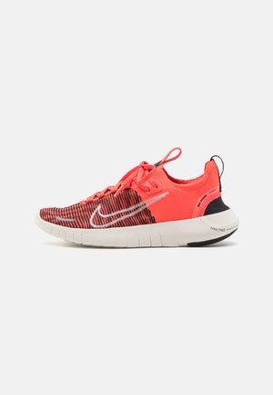 FREE RN FK NATURE - Chaussures de running sur route - aster pink/black/hot punch/light iron ore
