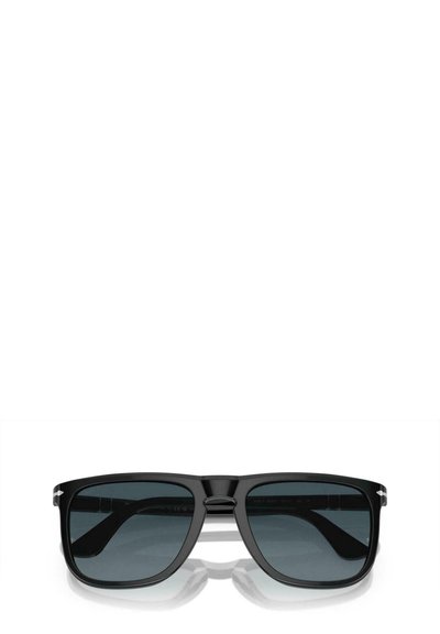 Černé obdélníkové sluneční brýle s tmavými gradientovými čočkami, lesklým rámem a stříbrným detailem na závěsech. Mají široký most.