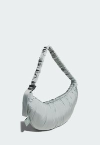 Borsa a spalla grigio chiaro con una forma imbottita e arrotondata. Presenta una tracolla arricciata e una fibbia nera, realizzata in materiale liscio e resistente.