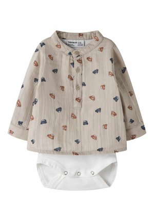 Tutina beige a maniche lunghe per neonati con facce di orso marroni e blu scuro e fondo con bottoni a pressione bianchi per facilitare il cambio del pannolino.