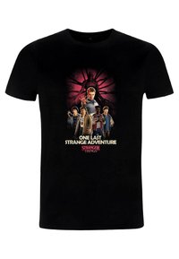 Czarny bawełniany t-shirt z kolorowym nadrukiem postaci z "Stranger Things" i napisem "One Last Strange Adventure".