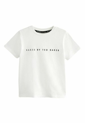 Weißes Baumwoll-T-Shirt mit kurzen Ärmeln, das den Text "BAKER BY TED BAKER" in Schwarz über die Brust zeigt. Glatte Textur und klassischer Schnitt.