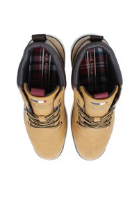 Stivali alla caviglia in pelle marrone con fodera a quadri, punta rotonda, lacci neri e un piccolo marchio. Superficie texturizzata con cuciture rinforzate.