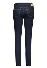 Jeans ajustados de mezclilla azul marino, con una cintura de corte medio, cuatro bolsillos y costuras en contraste. Textura suave, con un diseño minimalista.