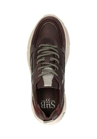 Bruine sneaker met een gestructureerde mesh bovenkant, contrasterende zilveren accenten en ronde, met een patroon bedrukte veters. Dikke rubberen zool met een merkzool.