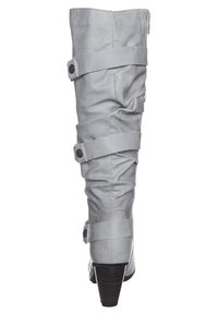 Bottes montantes en cuir synthétique gris avec un design froissé, quatre sangles horizontales et un talon empilé. Le dos présente une fermeture éclair.