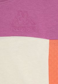 Kappa značkové bavlnené tričko s fialovou hornou časťou, krémovou strednou časťou a oranžovou spodnou časťou s textúrovaným logom.