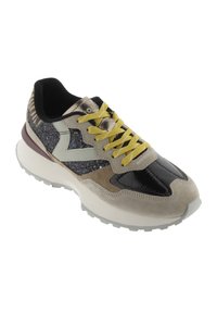 Baskets multicolores avec un dessus texturé orné de paillettes, cuir verni et suède. Lacets jaunes et semelle épaisse blanche.