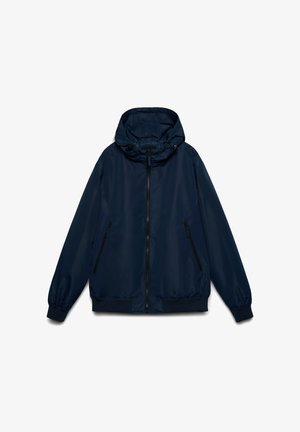Granatowa kurtka wiatrówka z kapturem, zamkiem z przodu, elastycznymi mankietami i bocznymi kieszeniami. Gładki, lekki materiał o luźnym kroju.