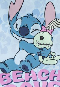 El personaje de dibujos animados Stitch, de color azul y con grandes orejas, abraza a una muñeca de color verde claro con costuras. El fondo presenta un patrón floral de color azul claro.