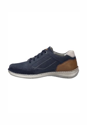 Blaue Wildledersneaker mit braunen Lederakzenten, Schnürdesign, weißen Nähten und einer strukturierten hellgrauen Außensohle. Die Seitenpartie weist Perforationen auf.