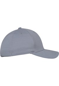Grå baseballkasket lavet af tekstureret stof, med en struktureret krone og buet skygge, med et subtilt gittermønster og ventilationshuller.