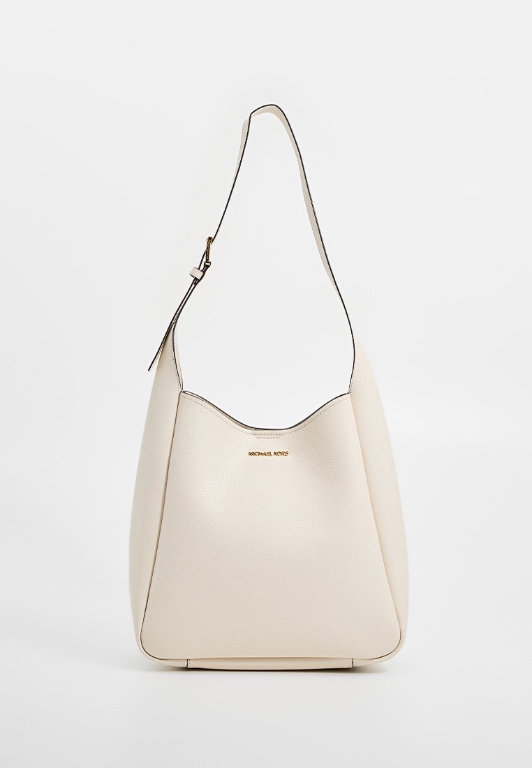 Borsa a spalla in pelle liscia color crema con una forma strutturata, parte superiore curva e branding dorato. Dotata di un'unica tracolla regolabile.