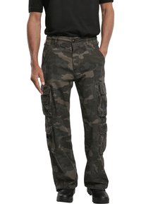 Pantalones cargo camuflados en verde oscuro y gris, con múltiples bolsillos laterales, diseño de pierna recta y cierre de botón, fabricados con un tejido duradero.