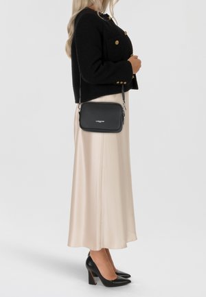 Borsa a tracolla nera in pelle con hardware argentato, texture liscia, forma rettangolare, caratterizzata da un logo e tracolla regolabile.