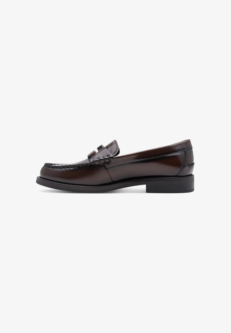 Mocassin penny en cuir marron foncé avec un petit talon empilé et une couture moc toe, vu de profil sur fond blanc.