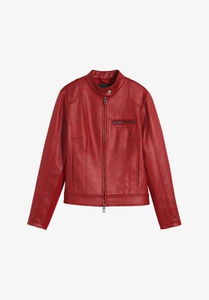 Czerwona skórzana kurtka z okrągłym kołnierzem, zapięciem na zamek z przodu oraz kieszenią na zamek. Posiada pionowe szwy i gładką teksturę.