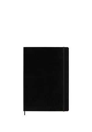 Geschlossenes schwarzes Notizbuch mit elastischem Verschluss und Lesezeichenband vor weißem Hintergrund.