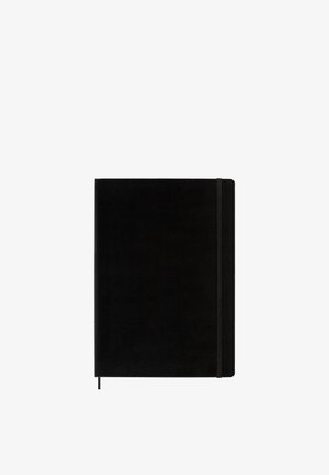 Taccuino nero chiuso con chiusura a fascia elastica e segnalibro a nastro su sfondo bianco.