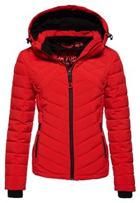 Czerwona pikowana kurtka z zamkiem błyskawicznym z przodu, czarną podszewką, regulowanym kapturem oraz kieszeniami po bokach. Materiał zdobiony wzorem w zygzak.