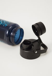 Blå, gennemsigtig sports vandflaske med mønstrede detaljer, udstyret med en sort plastikhætte med flip-top åbning og en håndtagsvedhæftning.