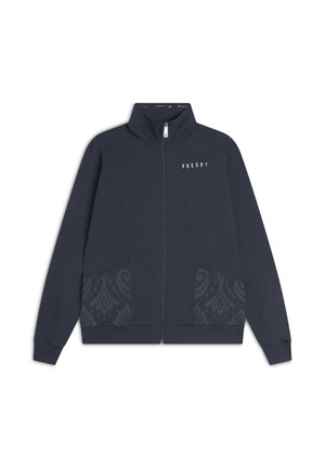 Giacca di pelle blu navy con zip e colletto alto, caratterizzata da un motivo testurizzato sulle tasche e dal logo "FREDDY" sul petto in bianco a contrasto.
