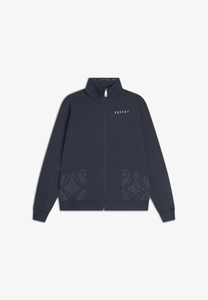Giacca di pelle blu navy con zip e colletto alto, caratterizzata da un motivo testurizzato sulle tasche e dal logo "FREDDY" sul petto in bianco a contrasto.