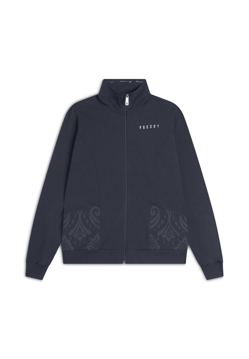 Giacca di pelle blu navy con zip e colletto alto, caratterizzata da un motivo testurizzato sulle tasche e dal logo "FREDDY" sul petto in bianco a contrasto.