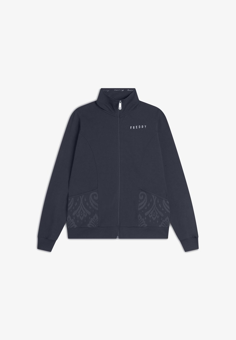 Giacca di pelle blu navy con zip e colletto alto, caratterizzata da un motivo testurizzato sulle tasche e dal logo "FREDDY" sul petto in bianco a contrasto.