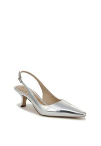Escarpin argenté à brides arrière avec un bout pointu, texture en cuir lisse et un petit talon élancé. Dispose d'une délicate sangle ajustable.
