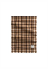 Bruine en tan geruite sjaal met een zachte textuur, franjes aan de randen en een wit logo-label aan de onderkant. Rechte vorm.