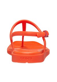 Sandalias tipo chancla de Crocs en color naranja, con una plantilla texturizada, tirantes delgados y un detalle de hebilla lateral para un ajuste seguro.
