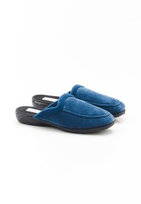 Pantofole in tessuto blu con una superficie liscia, punta arrotondata e suola in gomma nera imbottita. Presentano dettagli cuciti lungo i bordi.