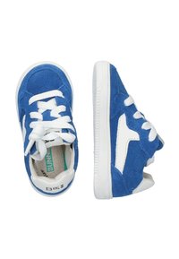 Blauwe suède sneakers met witte rubberen zolen en veters. Beschikt over een wit accentontwerp aan de zijkanten. Zachte textuur, low-profile ontwerp.