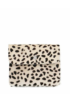Kleine rechthoekige clutch met crèmekleurige en zwarte luipaardprintbont en een zilveren, stervormige sluiting op de voorflap.