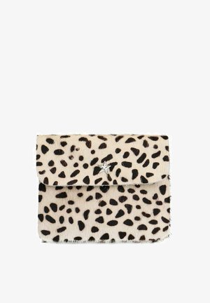 Petite pochette rectangulaire avec fourrure imprimée léopard crème et noire, fermoir en forme d'étoile argentée sur le rabat avant.