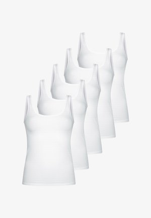 Cinq débardeurs blancs identiques et sans manches disposés en rangée décalée sur un fond blanc uni.