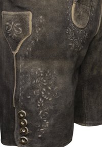 Pantaloni corti in pelle marrone con ricami floreali e una tasca laterale, dotati di cinque bottoni rotondi sul davanti per la chiusura.