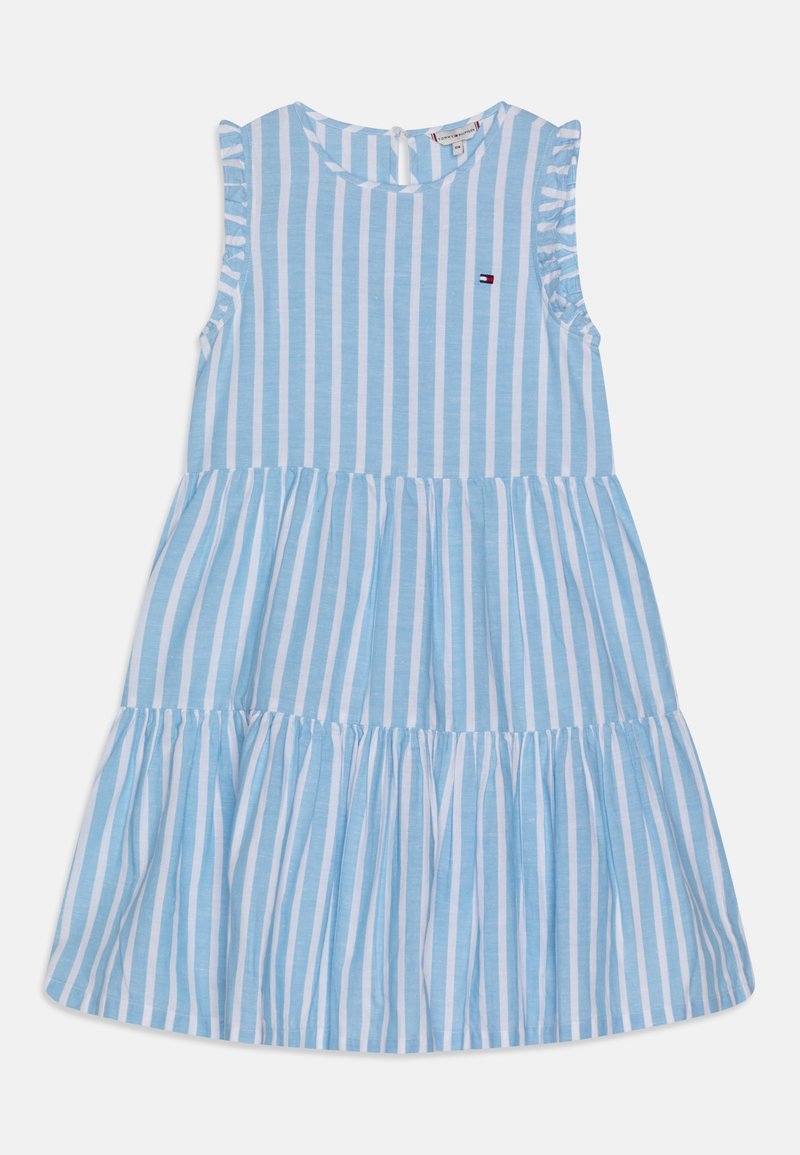 Světle modré šaty bez rukávů s bílými vertikálními pruhy, s vícevrstvou sukní, řasenými zdobeními na rukávech a malým vyšitým logem.