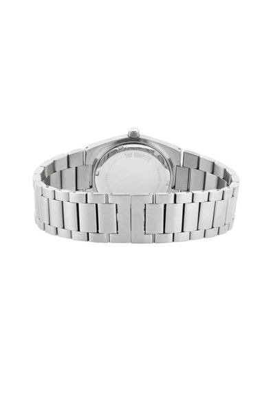 Harmaa ruostumaton teräksinen kello, jossa on kuusikulmainen kotelo, nauha, jossa on pitkänomaisia linkkejä, ja yksinkertainen takapinta, johon on kaiverrettu logo.