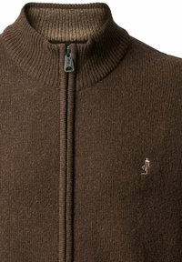 Brun strikket genser med full glidelås, ribbet høy krage og liten brodert golfspillerlogo på venstre bryst.