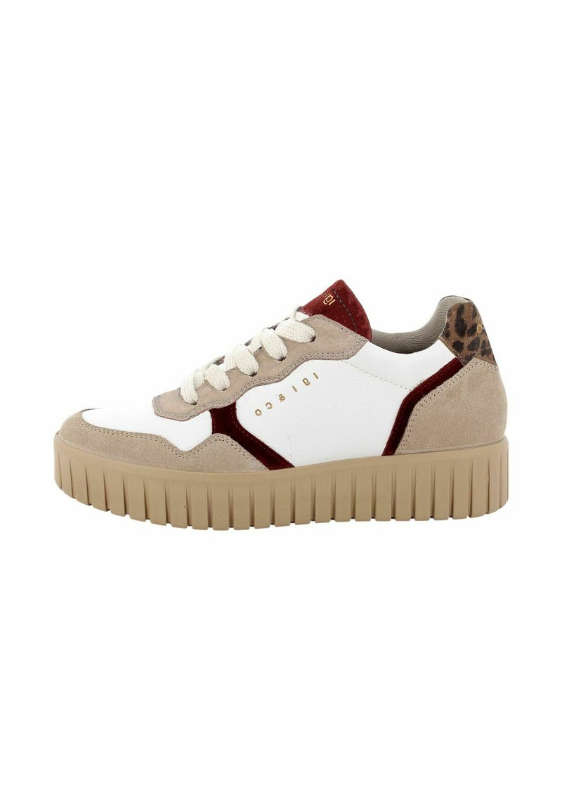Sneaker bianchi e beige con una suola in gomma tessurizzata. Presentano accenti rossi e stampa leopardata, materiali in camoscio e pelle, e lacci piatti.