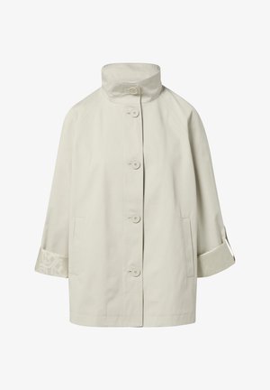 Jasnobeżowa kurtka z wysokim kołnierzem, pięcioma guzikami z przodu i dwiema bocznymi kieszeniami. Posiada wzorzyste akcenty na podwiniętych rękawach.